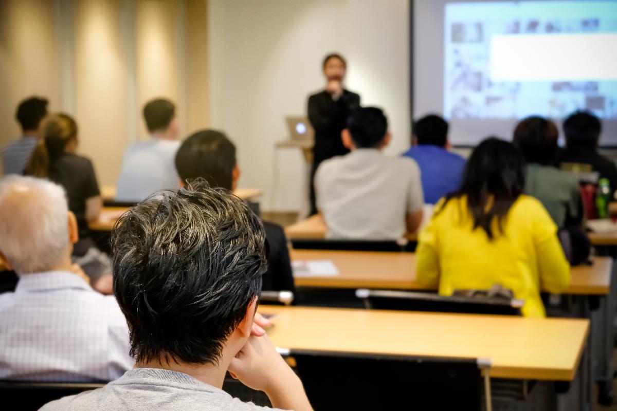 audience-listening-to-speaker-conference