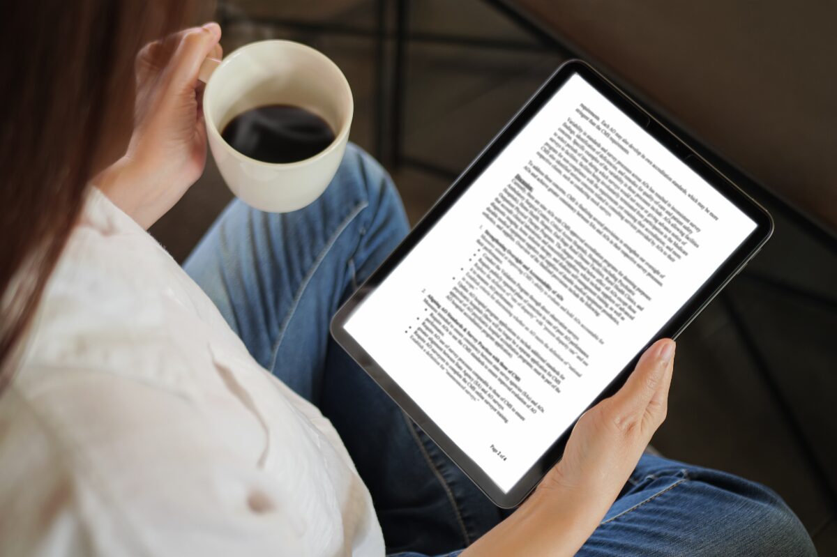 woman-reading-news-coffee-tablet